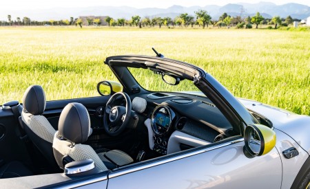 2022 Mini Cooper SE Convertible Concept Interior Wallpapers 450x275 (144)