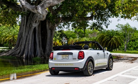 2022 Mini Cooper SE Convertible Concept Rear Three-Quarter Wallpapers 450x275 (239)