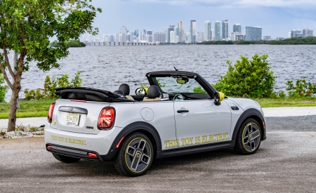 2022 Mini Cooper SE Convertible Concept Rear Three-Quarter Wallpapers 450x275 (220)