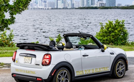 2022 Mini Cooper SE Convertible Concept Rear Three-Quarter Wallpapers 450x275 (221)
