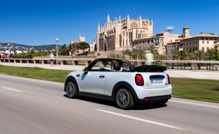 2022 Mini Cooper SE Convertible Concept Rear Three-Quarter Wallpapers 450x275 (128)