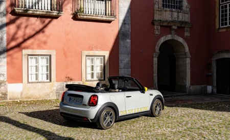 2022 Mini Cooper SE Convertible Concept Rear Three-Quarter Wallpapers 450x275 (86)