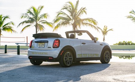 2022 Mini Cooper SE Convertible Concept Rear Three-Quarter Wallpapers  450x275 (241)