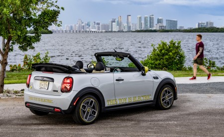 2022 Mini Cooper SE Convertible Concept Rear Three-Quarter Wallpapers 450x275 (222)