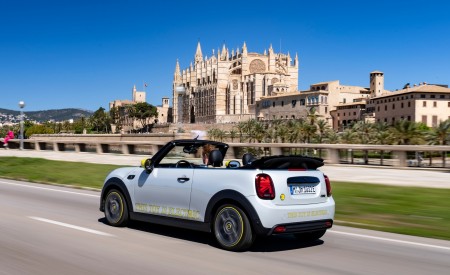 2022 Mini Cooper SE Convertible Concept Rear Three-Quarter Wallpapers 450x275 (129)