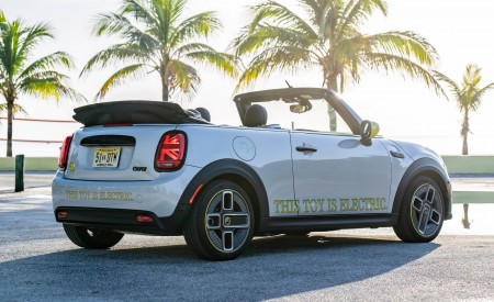2022 Mini Cooper SE Convertible Concept Rear Three-Quarter Wallpapers 450x275 (242)