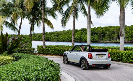 2022 Mini Cooper SE Convertible Concept Rear Three-Quarter Wallpapers 450x275 (223)