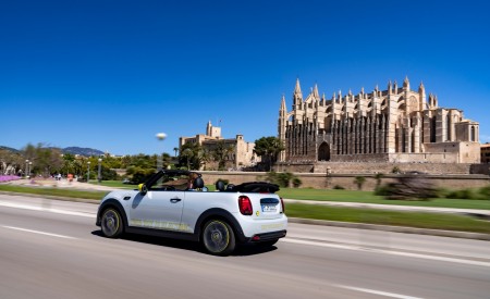 2022 Mini Cooper SE Convertible Concept Rear Three-Quarter Wallpapers 450x275 (130)