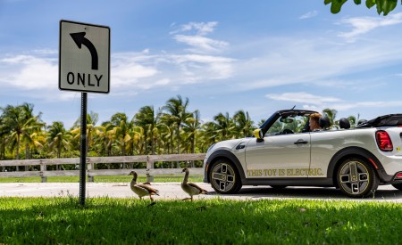 2022 Mini Cooper SE Convertible Concept Rear Three-Quarter Wallpapers 450x275 (228)