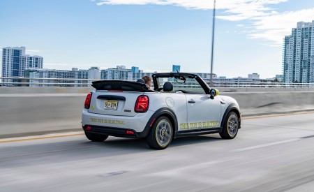 2022 Mini Cooper SE Convertible Concept Rear Three-Quarter Wallpapers 450x275 (185)