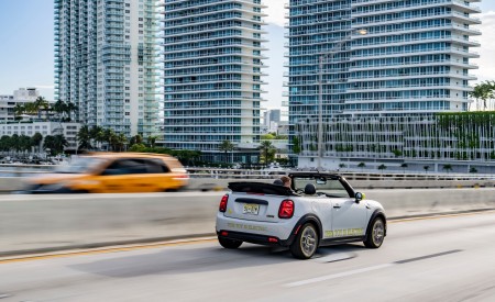 2022 Mini Cooper SE Convertible Concept Rear Three-Quarter Wallpapers 450x275 (186)