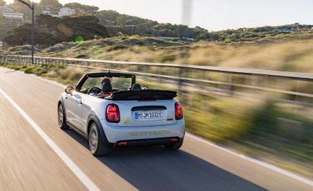 2022 Mini Cooper SE Convertible Concept Rear Wallpapers 450x275 (17)