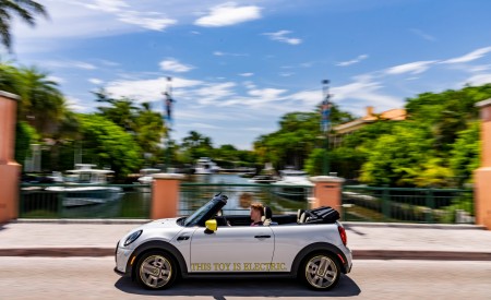 2022 Mini Cooper SE Convertible Concept Side Wallpapers  450x275 (205)
