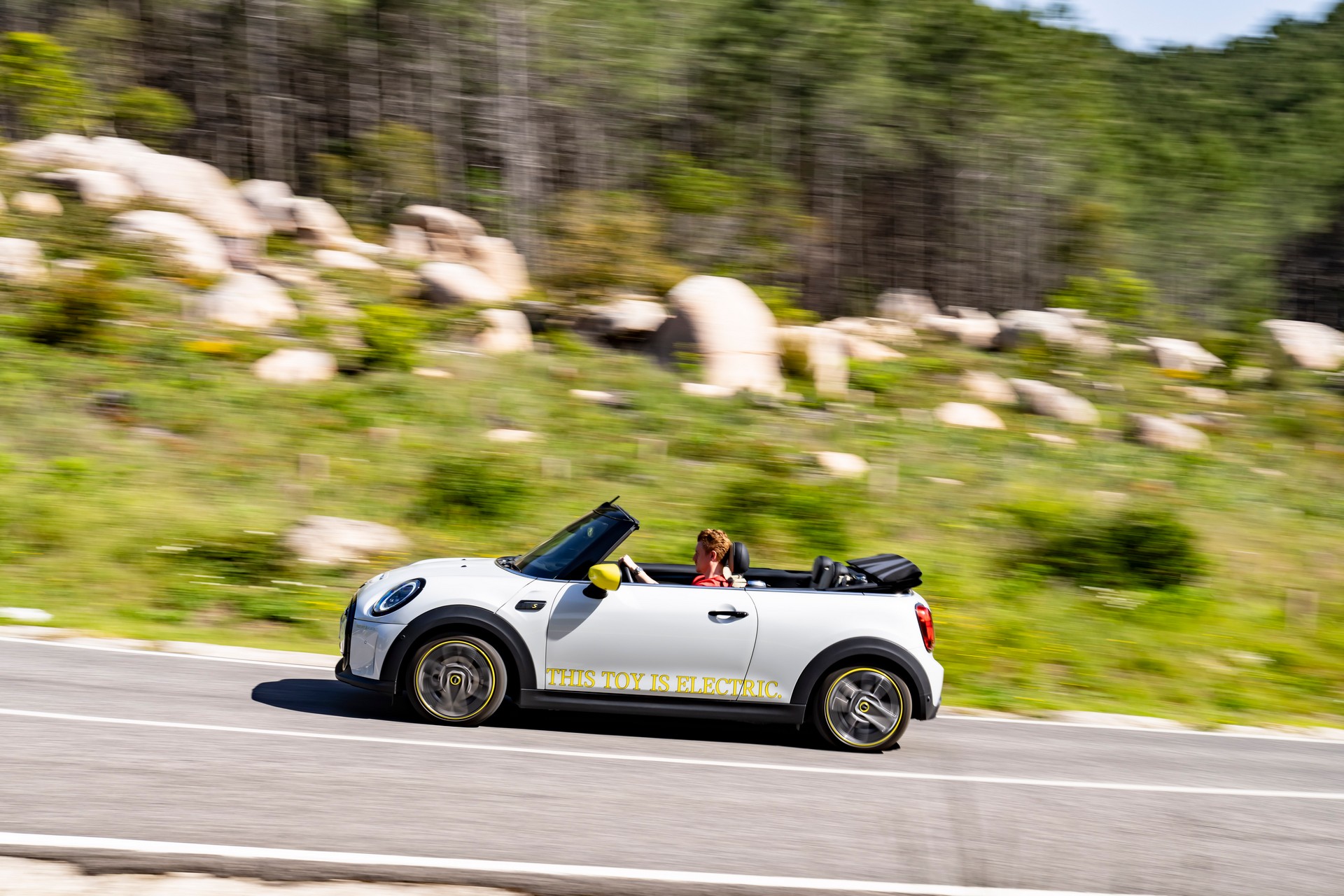 2022 Mini Cooper SE Convertible Concept Side Wallpapers (7)