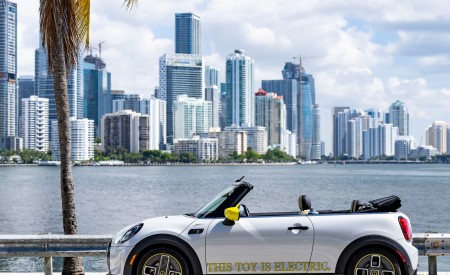 2022 Mini Cooper SE Convertible Concept Side Wallpapers 450x275 (209)