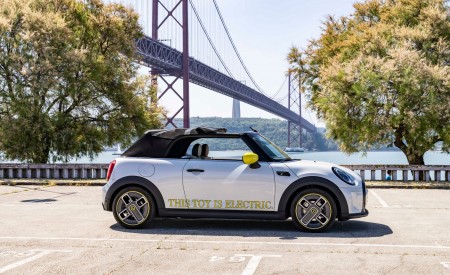 2022 Mini Cooper SE Convertible Concept Side Wallpapers 450x275 (75)