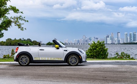 2022 Mini Cooper SE Convertible Concept Side Wallpapers 450x275 (212)