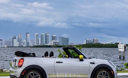 2022 Mini Cooper SE Convertible Concept Side Wallpapers  450x275 (213)