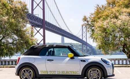 2022 Mini Cooper SE Convertible Concept Side Wallpapers 450x275 (77)