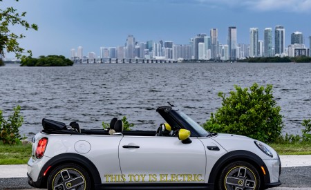 2022 Mini Cooper SE Convertible Concept Side Wallpapers  450x275 (214)