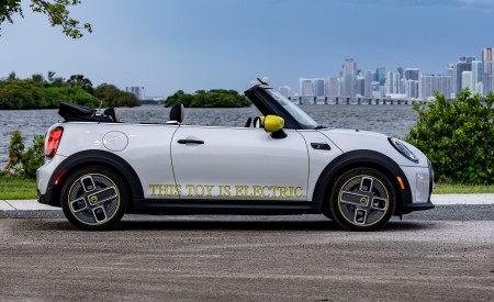 2022 Mini Cooper SE Convertible Concept Side Wallpapers  450x275 (215)