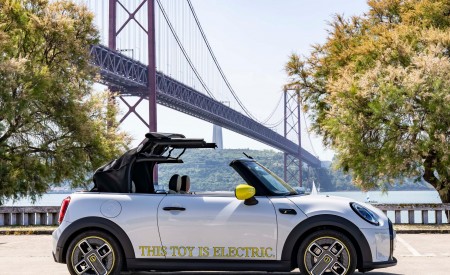 2022 Mini Cooper SE Convertible Concept Side Wallpapers 450x275 (79)