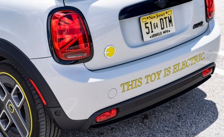 2022 Mini Cooper SE Convertible Concept Tail Light Wallpapers 450x275 (256)