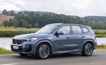 2023 BMW X1 xDrive23i Front Three-Quarter Wallpapers 450x275 (7)