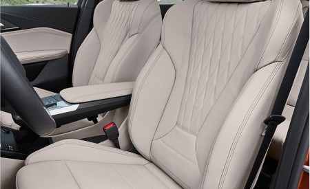 2023 BMW X1 xDrive23i Interior Front Seats Wallpapers 450x275 (120)