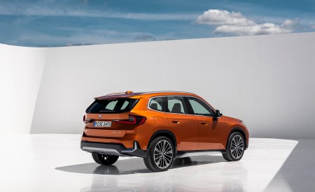 2023 BMW X1 xDrive23i Rear Three-Quarter Wallpapers 450x275 (103)