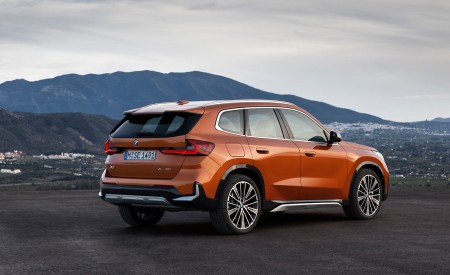 2023 BMW X1 xDrive23i Rear Three-Quarter Wallpapers 450x275 (96)