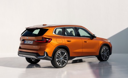 2023 BMW X1 xDrive23i Rear Three-Quarter Wallpapers 450x275 (104)