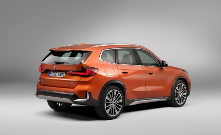 2023 BMW X1 xDrive23i Rear Three-Quarter Wallpapers 450x275 (141)