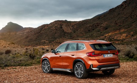 2023 BMW X1 xDrive23i Rear Three-Quarter Wallpapers 450x275 (92)