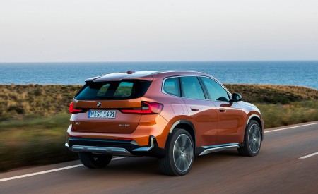 2023 BMW X1 xDrive23i Rear Three-Quarter Wallpapers 450x275 (78)