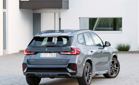 2023 BMW X1 xDrive23i Rear Three-Quarter Wallpapers 450x275 (22)