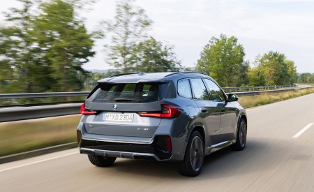 2023 BMW X1 xDrive23i Rear Three-Quarter Wallpapers 450x275 (9)