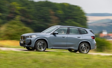 2023 BMW X1 xDrive23i Side Wallpapers  450x275 (16)