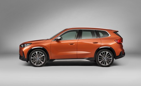 2023 BMW X1 xDrive23i Side Wallpapers 450x275 (143)