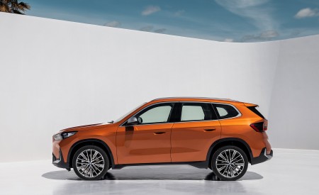 2023 BMW X1 xDrive23i Side Wallpapers 450x275 (107)