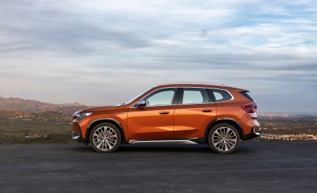 2023 BMW X1 xDrive23i Side Wallpapers 450x275 (98)