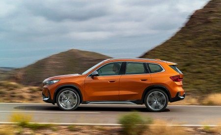 2023 BMW X1 xDrive23i Side Wallpapers 450x275 (88)