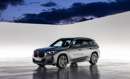 2023 BMW X1 xDrive30e Front Three-Quarter Wallpapers 450x275 (65)