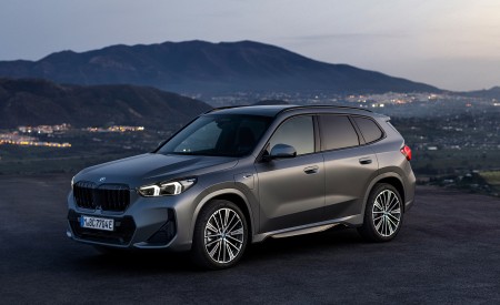 2023 BMW X1 xDrive30e Front Three-Quarter Wallpapers 450x275 (57)