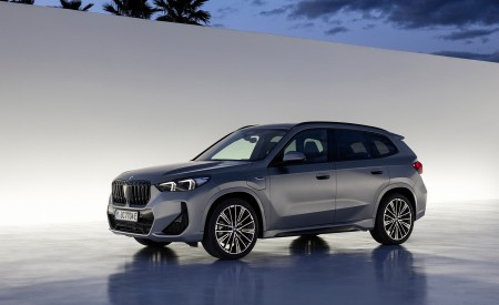 2023 BMW X1 xDrive30e Front Three-Quarter Wallpapers  450x275 (66)