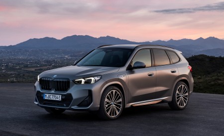 2023 BMW X1 xDrive30e Front Three-Quarter Wallpapers 450x275 (58)