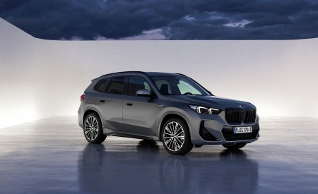 2023 BMW X1 xDrive30e Front Three-Quarter Wallpapers 450x275 (67)