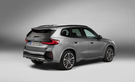 2023 BMW X1 xDrive30e Rear Three-Quarter Wallpapers 450x275 (136)