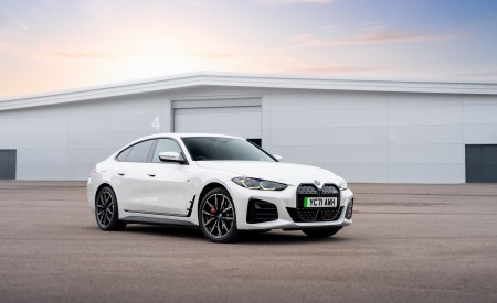 2023 BMW i4 eDrive40 UK version Front Three-Quarter Wallpapers 450x275 (12)