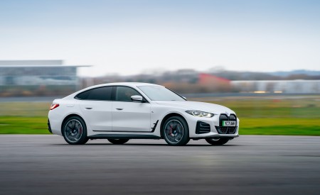 2023 BMW i4 eDrive40 UK version Front Three-Quarter Wallpapers 450x275 (10)